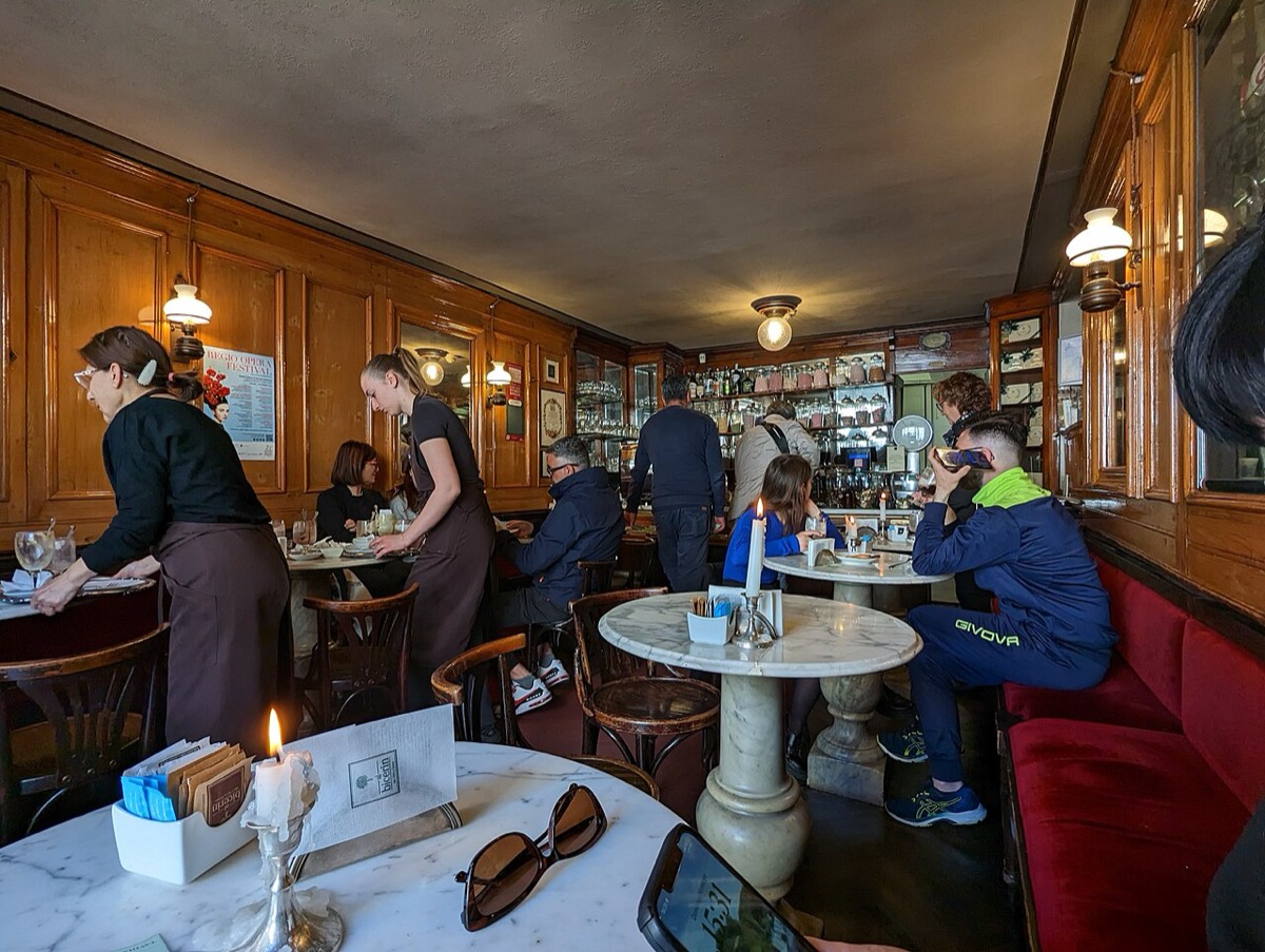 Interno di un caffè storico torinese con tavolini in marmo