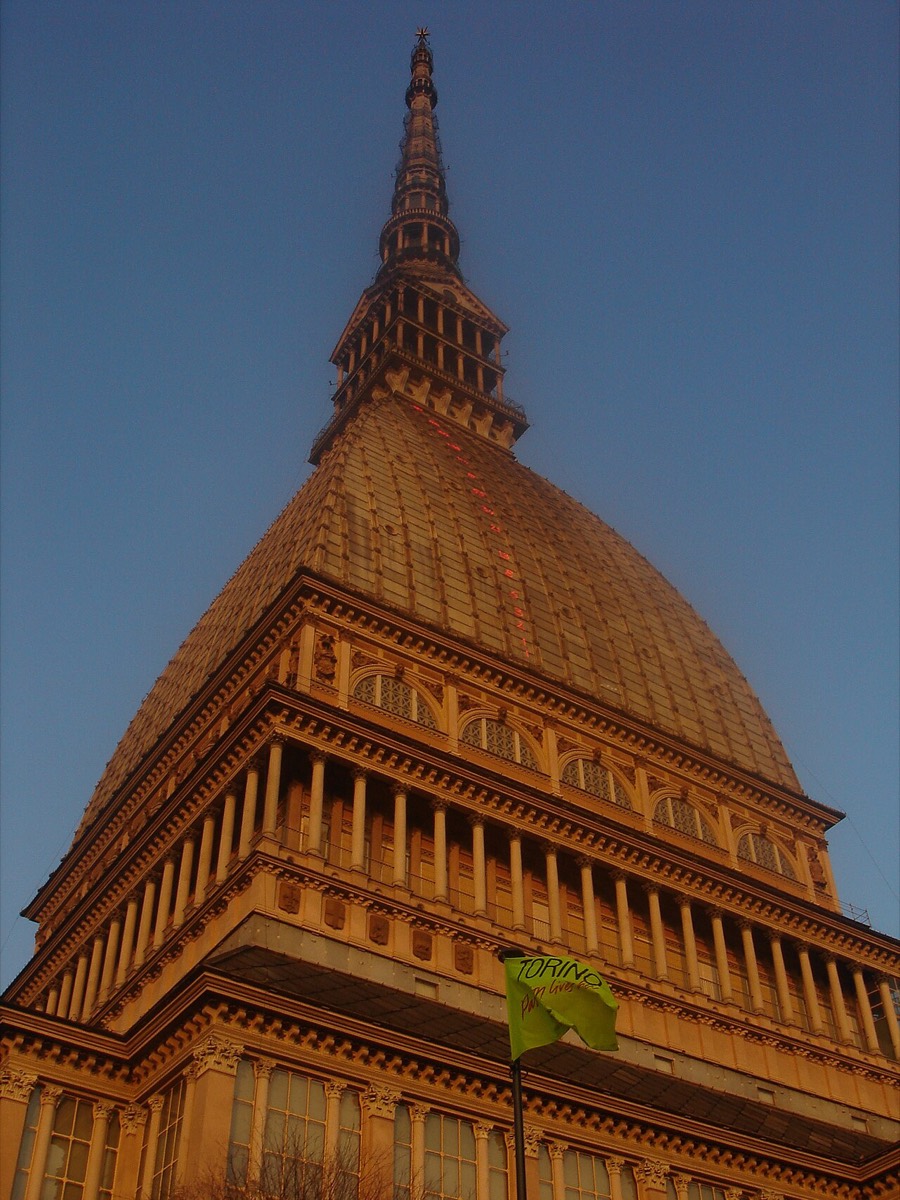 La Mole Antonelliana illuminata di sera