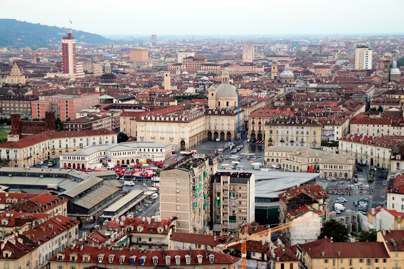 Veduta dall'alto delle tettoie del mercato di Porta Palazzo e dei tetti di Torino