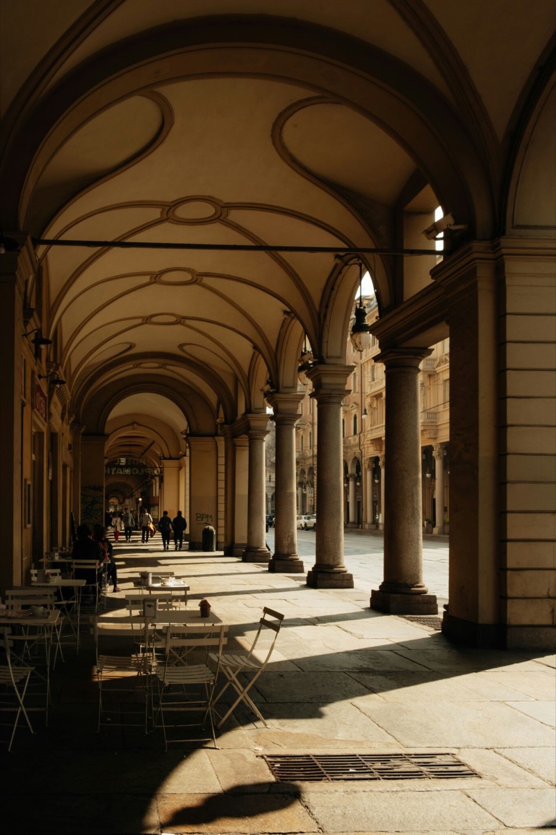 Scorcio dei portici e delle piazze di Torino